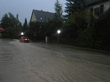 Das Hochwasser hat in Neuenmarkt - hier eine Aufnahme aus Hegnabrunn - große Schäden angerichtet. Bürger fordern, dass erst ein effektiver Hochwasserschutz gewährleistet werden muss, bevor das Baugebiet Steigengasse in Angriff genommen wird. Foto: Archiv/Jürgen Gärtner