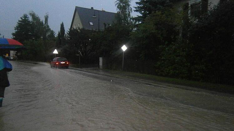 Das Hochwasser hat in Neuenmarkt - hier eine Aufnahme aus Hegnabrunn - große Schäden angerichtet. Bürger fordern, dass erst ein effektiver Hochwasserschutz gewährleistet werden muss, bevor das Baugebiet Steigengasse in Angriff genommen wird. Foto: Archiv/Jürgen Gärtner