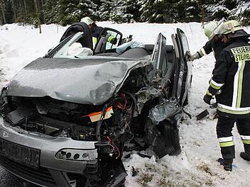 Aus diesem Auto musste der 74-jährige Fahrer herausgeschnitten werden. Foto: Veronika Schadeck