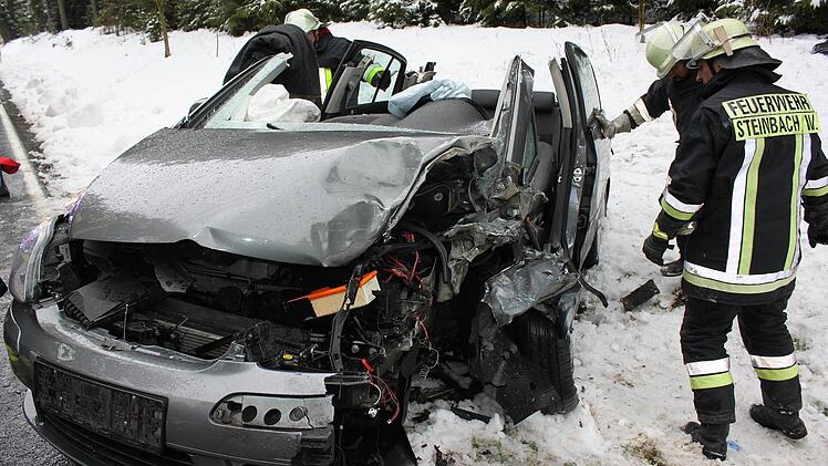 Aus diesem Auto musste der 74-jährige Fahrer herausgeschnitten werden. Foto: Veronika Schadeck