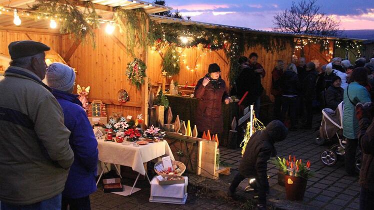 Kerzen aus Holz und sonstige Basteleien waren auf dem Weihnachtsmarkt in Altenstein zu finden. Foto: Helmut Will