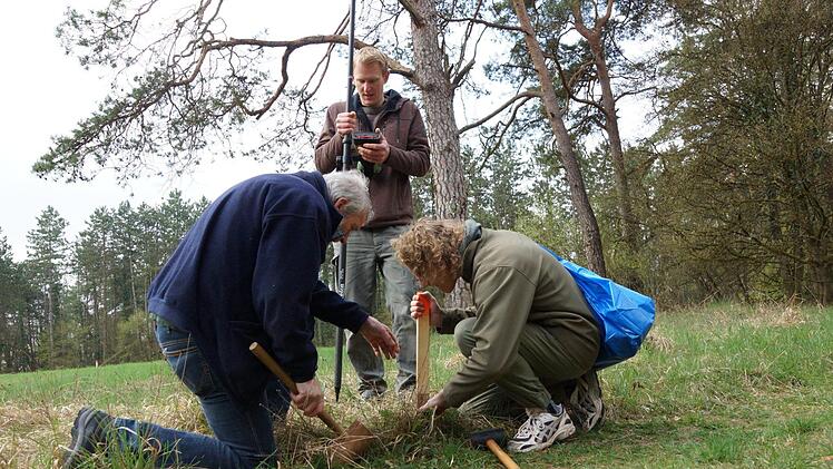 Hans Dünninger und Franz Bechtold schlagen einen Stickel an einem der Koordinatenpunkte ein.Foto: Arkadius Guzy