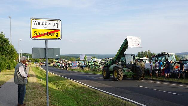 Mit gut 30 landwirtschaftlichen Fahrzeugen waren Gegener des Nationalparks zur Bürger-Informationsversammlungen nach Sandberg gekommen. Die Stimmung war aufgeheizt, aber es blieb friedlich.  Foto: Marion Eckert