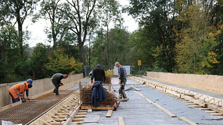 Noch bis Mitte November ist die Mainbrücke Baustelle. Autofahrer müssen bis dahin Umwege,  Geschäftsleute einen Umsatzverlust in Kauf nehmen. Fotos: Alexander Hartmann