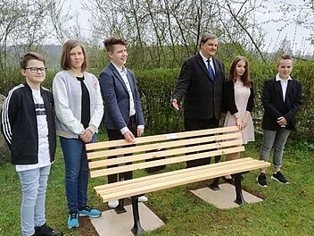Sie freuen sich über die nicht alltägliche Anlegung ihrer Konfirmandenspende (v.l.): Finn Roßephsky, Nele Landgraf, Nolan Kühn, Pfarrer Karl-Heinz Hillermeier, Lara Beugnis, Elias Holzheimer.  Foto: Lothar Weidner