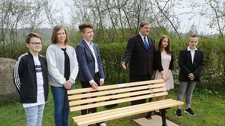 Sie freuen sich über die nicht alltägliche Anlegung ihrer Konfirmandenspende (v.l.): Finn Roßephsky, Nele Landgraf, Nolan Kühn, Pfarrer Karl-Heinz Hillermeier, Lara Beugnis, Elias Holzheimer.  Foto: Lothar Weidner
