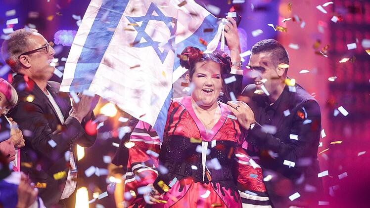 Die Sängerin Netta aus Israel freut sich beim Finale des 63. Eurovision Song Contest über ihren Sieg. Sie trat mit dem Lied «Toy» an. Foto: Jörg Carstensen/dpa