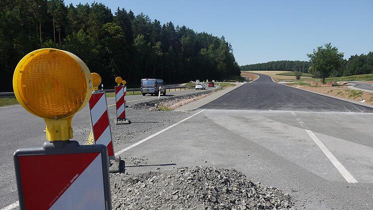 Fehlt nur noch der Feinschliff: Damit die Asphaltierungsarbeiten schnell und qualitativ hochwertig durchgef&uuml;hrt werden k&ouml;nnen, muss die Bundesstra&szlig;e 303 kurz vor Oberelldorf von Montag an gesperrt werden. Die Umleitung ist weitr&auml;umig ausgeschildert.