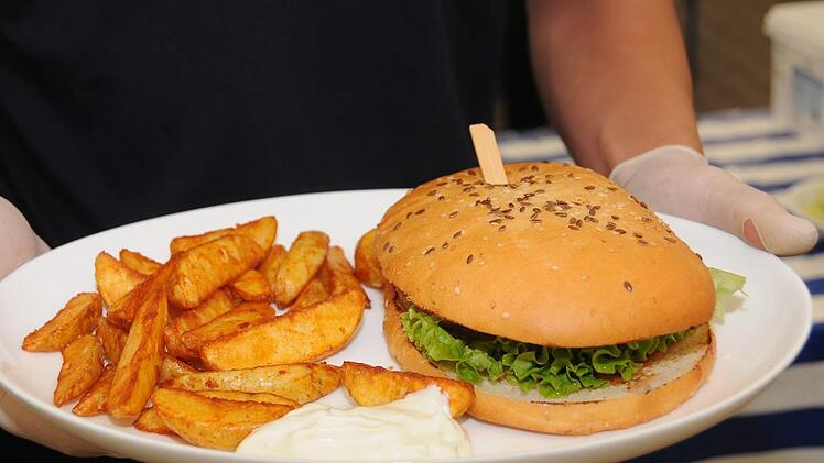 Im vergangenen Jahr wurde beim Hoffest erstmals ein Fischburger angeboten, der reißenden Absatz fand.   Foto: privat