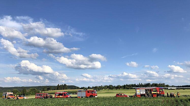 Bei Neunkirchen am Brand ist am Freitagabend ien Kleinflugzeug abgestürzt. Zwei Menschen wurden schwer verletzt. Foto: News5/Merzbach
