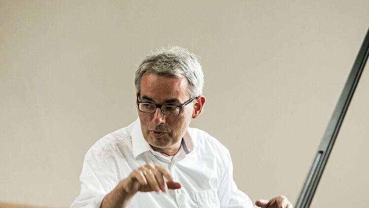 Virtuoser Tastenkünstler und begeisternder Musikerklärer: Der Pianist Markus Becker beeindruckte sein Publikum im Kunstverein.Foto:Jochen Berger
