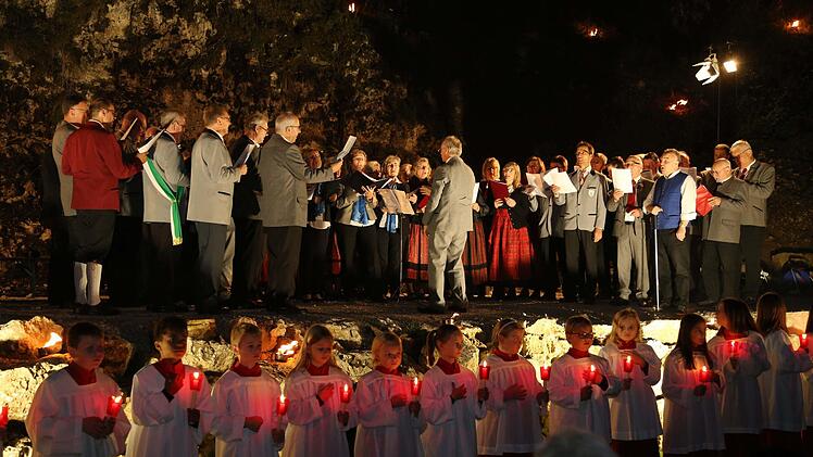 Der Gemeinschaftschor beim Zapfenstreich Foto: Franz Galster