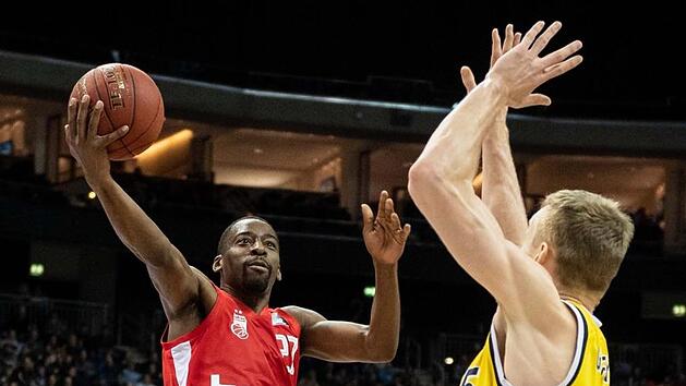 Sein erster Wurf im Bamberger Trikot war ein "Airball", aber anschlie&szlig;end versenkte Jordan Crawford (links) zwei Dreier. Mit elf Punkten deutete der Neuzugang sein Offensivpotenzial an. Hier zieht der 31-J&auml;hrige gegen den Berliner Niels Giffey zum Korb. Foto: Camera4