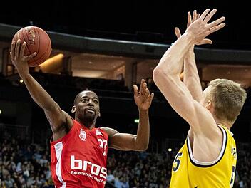 Sein erster Wurf im Bamberger Trikot war ein "Airball", aber anschließend versenkte Jordan Crawford (links) zwei Dreier. Mit elf Punkten deutete der Neuzugang sein Offensivpotenzial an. Hier zieht der 31-Jährige gegen den Berliner Niels Giffey zum Korb. Foto: Camera4