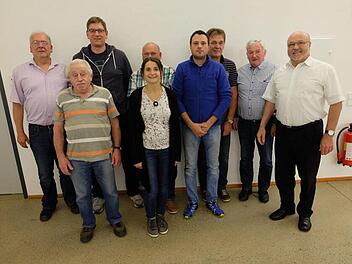 Der amtierende Vorstand (hinten, von links):  Werner Wenzel, Daniel Bauernschubert, Hugo Braun, Achim Reuß, Siegfried Geier, Heinz Amling (Landesvorstand); vorne, von links: Berthold Röß, Anja Lesin-Schmitt, Dominik Schmitt.  Es fehlt: John Hotaling. Das Bild erstand noch vor den Corona-Beschränkungen. Foto: Philipp Bauernschubert