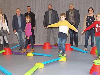 Schüler der Grundschule Hochstadt freuten sich mit Schulleiterin Heike Klimke, deren Stellvertreterin Kathrin Hoffmann und dem Hochstadter Bürgermeister Max Zeulner über den Bewegungsparcours, der vom Lions-Club Lichtenfels gespendet wurde. Foto: Alfred Thieret