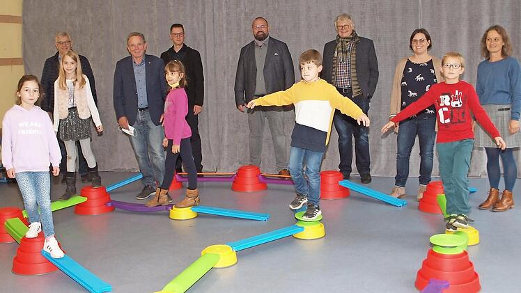 Schüler der Grundschule Hochstadt freuten sich mit Schulleiterin Heike Klimke, deren Stellvertreterin Kathrin Hoffmann und dem Hochstadter Bürgermeister Max Zeulner über den Bewegungsparcours, der vom Lions-Club Lichtenfels gespendet wurde. Foto: Alfred Thieret
