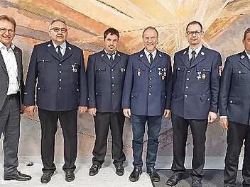 Die Feuerwehr Hain berief ihr neues Führungsteam und verabschiedete den langjährigen Kommandanten (von links): Bürgermeister Bernd Rebhan, Vorsitzender Erich Reis, der neue stellvertretende Kommandant Florian Ultsch, sein Vorgänger Gerhard Sesselmann, Kommandant Peter Fischer und stellvertretender Vorsitzender Marco Wagner.