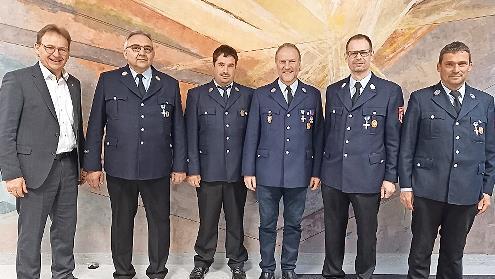 Die Feuerwehr Hain berief ihr neues Führungsteam und verabschiedete den langjährigen Kommandanten (von links): Bürgermeister Bernd Rebhan, Vorsitzender Erich Reis, der neue stellvertretende Kommandant Florian Ultsch, sein Vorgänger Gerhard Sesselmann, Kommandant Peter Fischer und stellvertretender Vorsitzender Marco Wagner.
