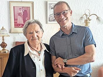 Strullendorfs B&uuml;rgermeister Wolfgang Desel gratulierte Maria Wagner zum 90. Geburtstag.