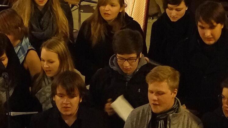 Engagiert, wie hier die Sänger des Großen Chores unter der Leitung von Musiklehrerin Hümmer-Aumüller, gingen alle Akteure beim Weihnachtskonzert ans Werk.