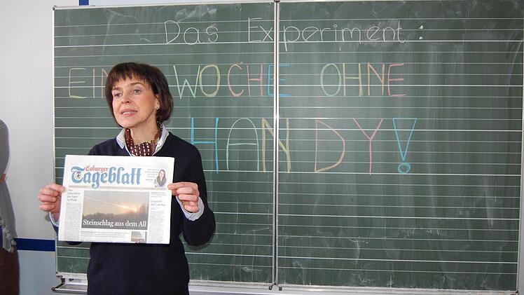 Schulleiterin Susanne Carl mit dem Tageblatt vom Samstag, in dem die Aktion groß vorgestellt worden war.
