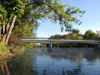 Noch ist sie nicht mehr als eine Fotomontage: Die neue Buger Brücke Brücke soll 13 Meter breit und damit doppelt so groß wie die bestehende werden. Doch der Stadt fehlt seit Jahren das Geld. Fotomontage: Baureferat