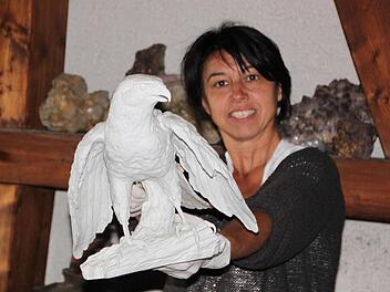 Die Fotografin Heidi Aigner-Klob hat einen Weißkopf-Seeadler aus dem obersten Regalbrett geholt. Eine solche Skulptur, von der Staffelsteiner Firma Kaiser-Porzellan hergestellt, wurde einst an US-Präsident Reagan überreicht. Diese Porzellanfiguren sind noch immer gesuchte Sammlerobjekte.
