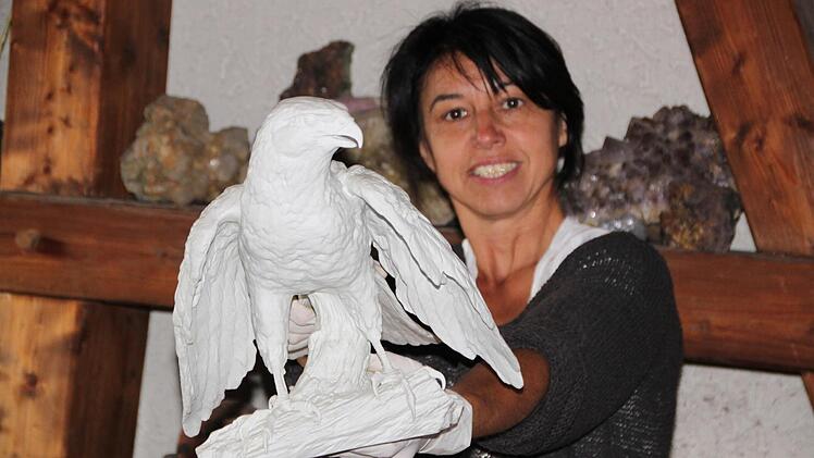 Die Fotografin Heidi Aigner-Klob hat einen Weißkopf-Seeadler aus dem obersten Regalbrett geholt. Eine solche Skulptur, von der Staffelsteiner Firma Kaiser-Porzellan hergestellt, wurde einst an US-Präsident Reagan überreicht. Diese Porzellanfiguren sind noch immer gesuchte Sammlerobjekte.