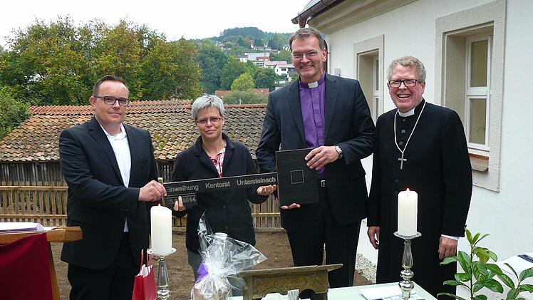 Thomas Hanisch (links) übergab symbolisch den Schlüssel für das neue Gemeindehaus an (weiter nach rechts) Lore Bauer, Pfarrer Wolfgang Oertel und Dekan Jürgen Zinck.