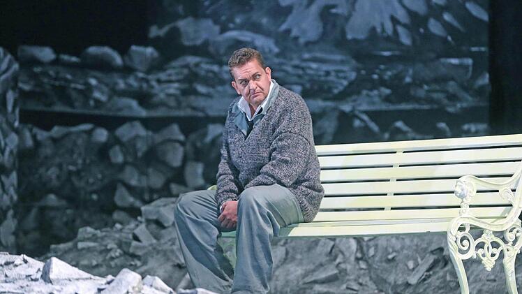 Szene aus der Neuinszenierung von "La Bohème" am Landestheater CoburgFoto: Henning Rosenbusch