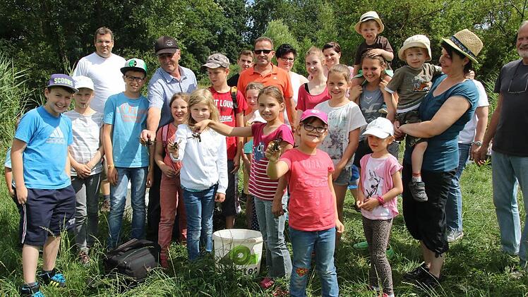 40 Kinder aus der Naturschutzgruppe Eicha und von der Jugendfeuerwehr, sowie vom Fischereiverein war beim Fischer mit viel Elan bei der Sache. Foto: Michael Stelzner