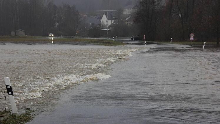 Ein riesiger See hatte sich gebildet, das Hochwasser schoss über die Straße. Die Autos, die aus Richtung Steinach an der Steinach kamen, mussten wieder umdrehen. Foto: Friedwald Schedel