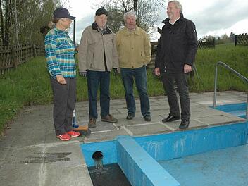 Dorothea Schaal, Friedhold Böhring, Bernd Ramster und Bernhard Ledermann am Kneippbecken Foto: Edwin Meißinger