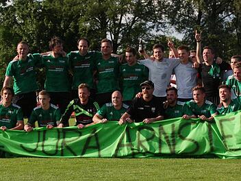 Die Aufstiegs-Mannschaft des SC Jura Arnstein mit (stehend, v. l.) Spielertrainer Sebastian Hopfenm&uuml;ller, Josef Weidner, Spielertrainer Peter Tremel, Bastian Schmitt, Tobias Raab, Peter Witterauf, Alexander Schneider, J&uuml;rgen M&uuml;ller, Marco Ritter und Johannes Wachter sowie (kniend, v. l.) J&uuml;rgen Mahr, Manuel Will, Torwart Daniel Schmitt, Stefan Betz, Physiotherapeut Bernd Ossa, Michael Fischer, Patrick Sch&uuml;tz und Tobias Reh. Foto: Erich Lutter