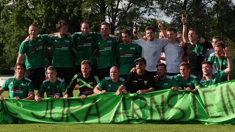 Die Aufstiegs-Mannschaft des SC Jura Arnstein mit (stehend, v. l.) Spielertrainer Sebastian Hopfenm&uuml;ller, Josef Weidner, Spielertrainer Peter Tremel, Bastian Schmitt, Tobias Raab, Peter Witterauf, Alexander Schneider, J&uuml;rgen M&uuml;ller, Marco Ritter und Johannes Wachter sowie (kniend, v. l.) J&uuml;rgen Mahr, Manuel Will, Torwart Daniel Schmitt, Stefan Betz, Physiotherapeut Bernd Ossa, Michael Fischer, Patrick Sch&uuml;tz und Tobias Reh. Foto: Erich Lutter