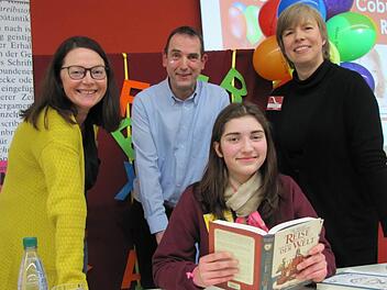 Lilli Weiß vom Gymnasium Casimirianum hat am Mittwoch den Coburger Kreisentscheid im Vorlesewettbewerb des Deutschen Buchhandels gewonnen. Mit ihr freuen sich (von links) Andrea Burgsmüller von der Stadtbücherei Coburg, Lillis Vater Michael Weiß und Buchhändlerin Martina Riegert. Foto: Martin Koch