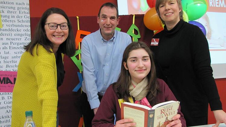 Lilli Weiß vom Gymnasium Casimirianum hat am Mittwoch den Coburger Kreisentscheid im Vorlesewettbewerb des Deutschen Buchhandels gewonnen. Mit ihr freuen sich (von links) Andrea Burgsmüller von der Stadtbücherei Coburg, Lillis Vater Michael Weiß und Buchhändlerin Martina Riegert. Foto: Martin Koch