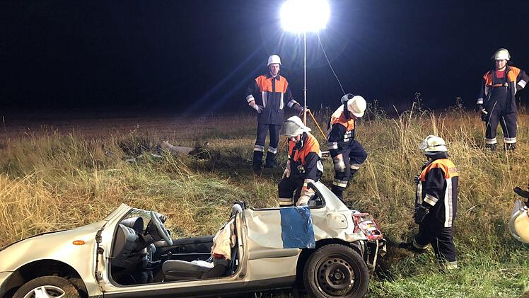 In der Folge eines schweren Unfalls im Kreis Kronach am späten Mittwochabend wurde eine Autofahrerin schwer verletzt. Foto: Alexander Löffler
