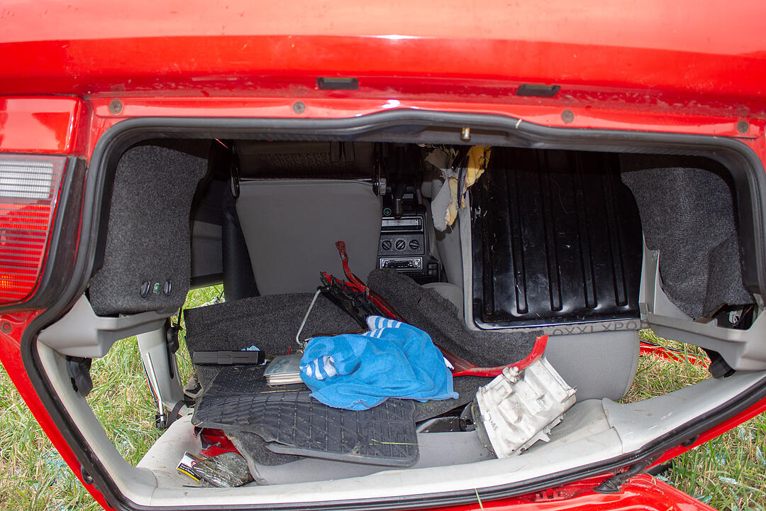Bei Herzogenaurach: Auto überschlägt sich - Fahrer muss befreit werden