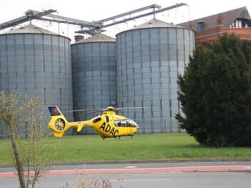 Mit diesem Rettungshubschrauber wurde der schwer verletzte Feuerwehrkamerad zunächst ins Klinikum Bayreuth geflogen.   Noch in der Nacht wurde er in die Uniklinik nach Erlangen verlegt. Foto: Archiv/Katrin Geyer