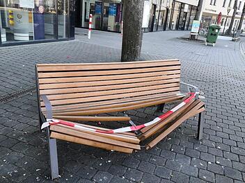 Vandalen haben den Stahlrahmen und die Sitzfläche dieser Bank an der Bushaltestelle des Forchheimer Paradeplatzes zerstört.  Foto: Daniel Ruppert