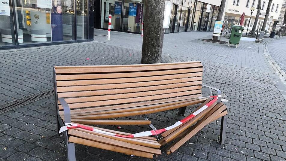 Vandalen haben den Stahlrahmen und die Sitzfläche dieser Bank an der Bushaltestelle des Forchheimer Paradeplatzes zerstört.  Foto: Daniel Ruppert