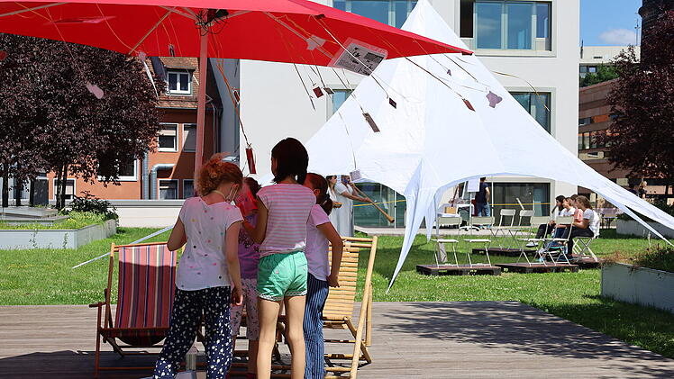 Nürnberg: Kindertheater Pfütze mit Parcours zum Thema Menstruation
