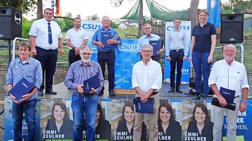 Die Geehrten mit (v.l.) Uwe Ehrsam, Bürgermeister Jochen Weber, Vorsitzender Daniel Richter, Hans Fischer, Alfons Dümlein, Elmar Dümlein, Jürgen Widenka, Zweiter Vorsitzender Michael Stettner, Emmi Zeulner MdB, Carlo Scheidt