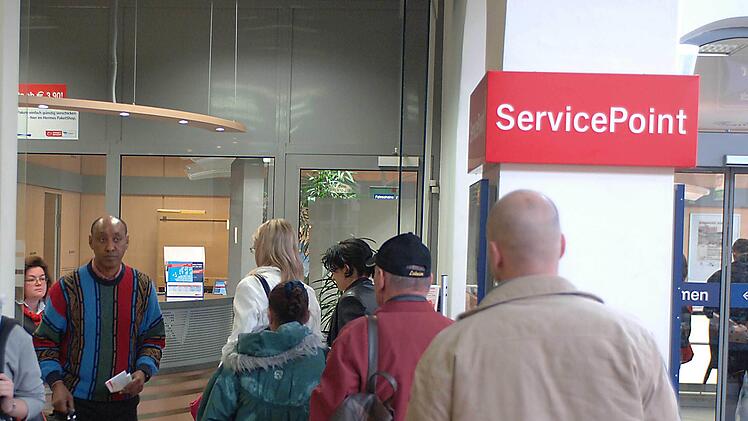 Fr&uuml;her hie&szlig; der Servicepoint noch Auskunft oder Information. Heutzutage jedoch wird alles "verenglischt".  Foto: Ronald Rinklef