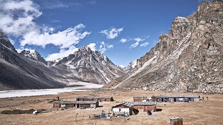 Traumhaft gelegen: Die Hochalm Lhonak auf 4785 Meter im Gebiet des Kanchenjunga.