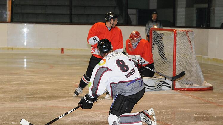 Schießen aus allen Lagen: Der Kissinger Spielertrainer Roman Nikitin (vorne) geht mit gutem Beispiel voran. Foto: Hopf