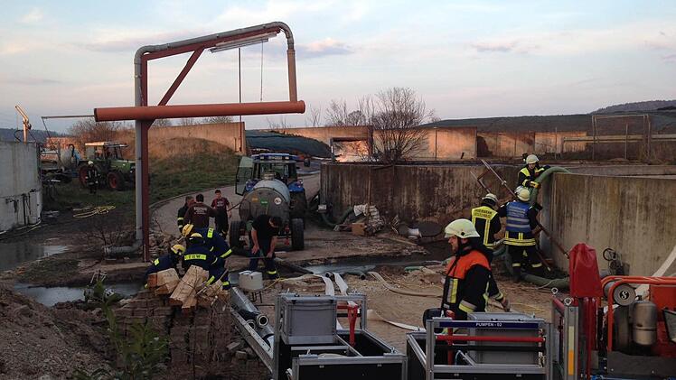 Bei Redwitz ist an der B 173 eine Biogasanlage ausgelaufen. Fotos: Corinna Igler