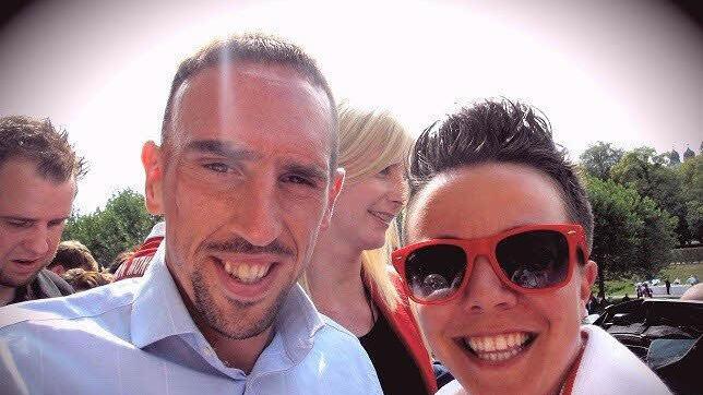 Frank Ribery lässt sich mit Yvonne Kemmerth an deren Geburtstag fotografieren.